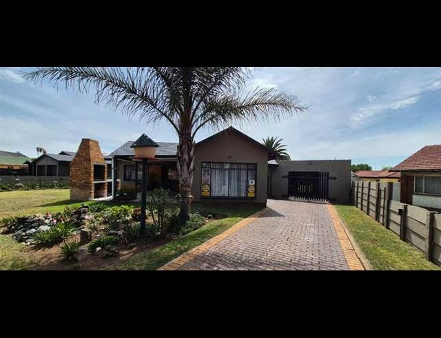 3 BEDROOM HOUSE FOR SALE IN VAN DYK PARK